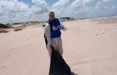 Uruguaio que percorre o Brasil limpando praias se diz assustado com quantidade de lixo em Maceió: ‘Situação triste’