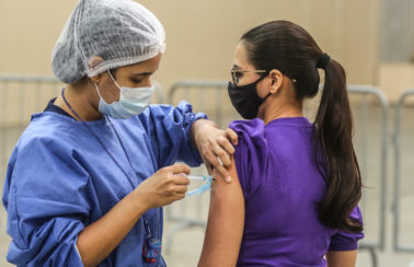 Fortaleza supera marca de 1,5 milhão de vacinados com pelo menos uma dose contra a Covid-19, totalizando 56,8% da população