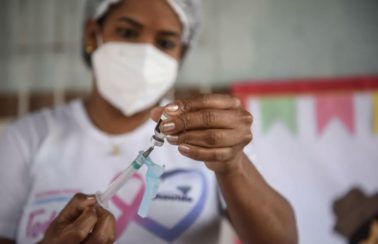 Prefeitura de Salvador realiza repescagem da vacinação contra Covid-19 nesta terça; aplicação da 2ª dose foi retomada