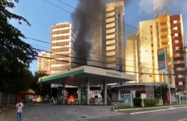 Carro pega fogo em posto de combustível de Salvador após explosão durante abastecimento de GNV