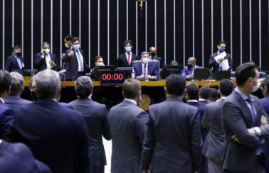 Câmara rejeita distritão e aprova retorno de coligações partidárias em 2022