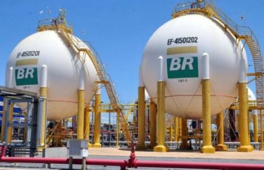 Petrobras sobe preço da gasolina nas refinarias nesta quinta-feira (12)