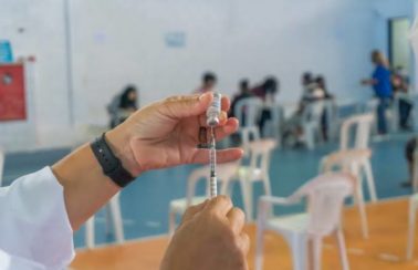 Estudos apontam que grupo prioritário precisará de reforço de vacina, relata médica
