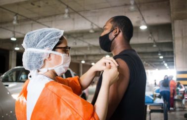 Fortaleza chega a 61,2% da população vacinada com pelo menos uma dose contra a Covid-19