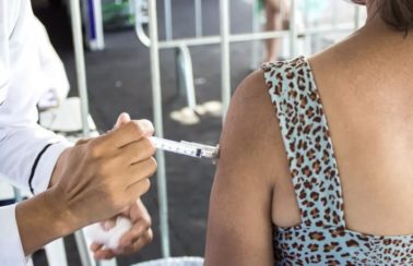 Primeira dose da vacina contra Covid está suspensa nesta terça (17) em Maceió