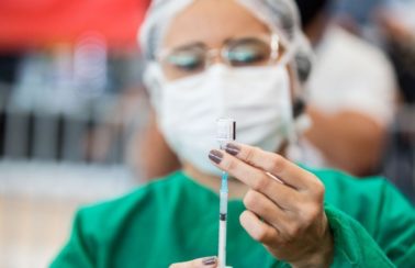 Fortaleza estima concluir vacinação contra Covid de adultos esta semana e planeja repescagem