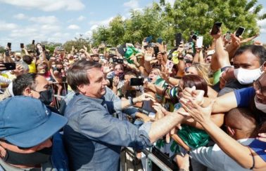 PGR diz que Bolsonaro não cometeu crime por aglomeração e por não usar máscara