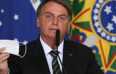 Bolsonaro diz que pedirá a Queiroga data para fim do uso de máscaras no Brasil
