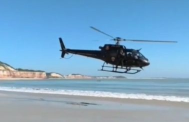 Com helicóptero e drones, governo realiza monitoramento das falésias do litoral Sul do RN