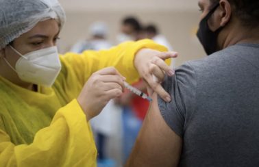 Dose de reforço contra Covid começa em setembro para dois grupos, diz ministério; saiba quem pode tomar