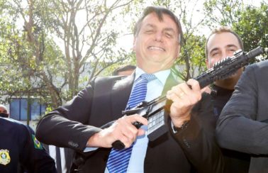 “Tem que todo mundo comprar fuzil”, defende Bolsonaro a apoiadores