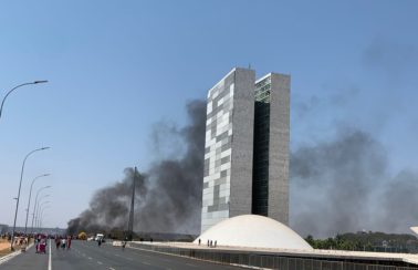 Indígenas queimam caixões em protesto no Palácio do Planalto