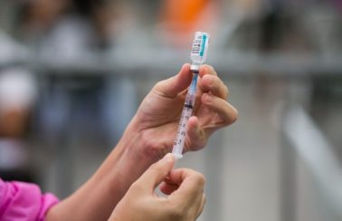 Idade impacta na efetividade da vacina contra covid-19, diz estudo