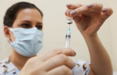 Coronavac e vacina da Astrazeneca reduzem em 75% e 90% risco de morte, diz estudo