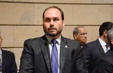 Carlos Bolsonaro tem sigilos fiscal e bancário quebrados pela Justiça em apuração sobre funcionários ‘fantasmas’