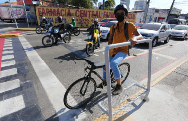 Fortaleza é a primeira cidade brasileira a implantar parapés para ciclistas