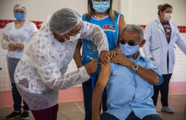 Paraíba autoriza dose de reforço contra Covid-19 para idosos e imunização de adolescentes