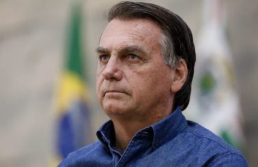 Bolsonaro assina revogação de lei da ditadura, mas veta punição por fake news