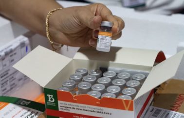 “É melhor que idosos acima de 80 anos não recebam 3ª dose da Coronavac”, diz epidemiologista
