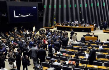Covid-19: Câmara aprova mudanças no calendário escolar até fim do ano