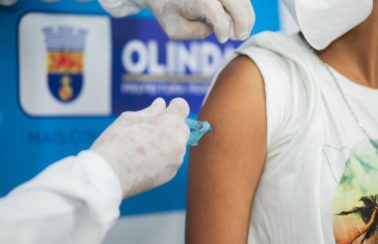 Olinda faz mutirão para agilizar vacinação de adolescentes entre 12 e 17 anos contra Covid-19 neste sábado (4)