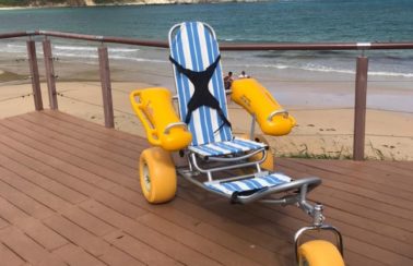 Nova cadeira de rodas ‘anfíbia’ reforça programa de acessibilidade em praia de Fernando de Noronha