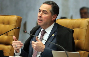 “Todos sabem quem é o farsante nessa história”, diz Barroso sobre Bolsonaro