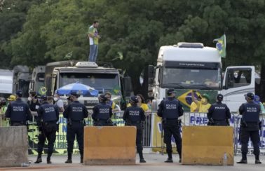 Após novo apelo do governo, caminhoneiros bolsonaristas liberam rodovias, mas mantêm atos