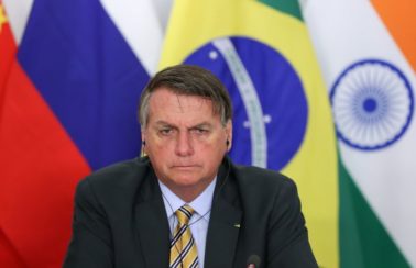 Em mais um ato de recuo, Bolsonaro cita ‘gestão adequada’ com a China no combate à Covid