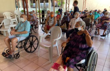 Fortaleza aplicou dose de reforço da vacina contra a Covid-19 em 490 idosos institucionalizados