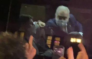 Queiroga responde com gesto obsceno a protesto de brasileiros em NY