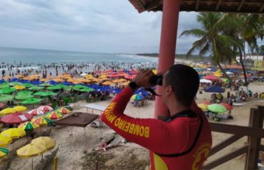 Bombeiros retomam buscas por turista de Pernambuco que se afogou na Praia do Francês, em Alagoas