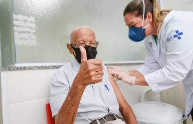 Idosos acima de 60 anos vão receber dose de reforço contra a Covid-19