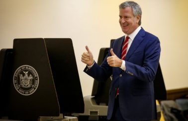 Prefeito de Nova York pede a Michelle que mande Bolsonaro se vacinar contra Covid