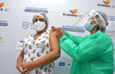 Além de idosos com mais de 60 anos, profissionais de saúde também receberão terceira dose contra Covid em Alagoas