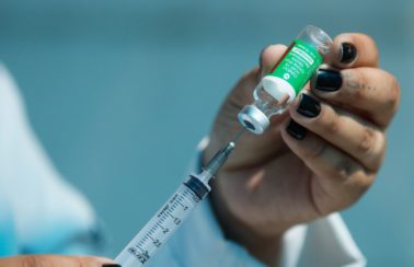 Vacina contra a Covid-19 é segura e 94% dos efeitos adversos registrados em Fortaleza são leves