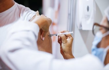 Alagoas tem 50% da população adulta vacinada com duas doses ou dose única contra Covid