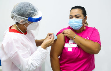 Ceará tem 44% da população com ciclo de vacinação contra Covid completo, maior índice do Nordeste