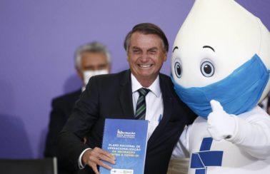 Bolsonaro diz que não tomará vacina; ciência recomenda imunização de quem já teve Covid