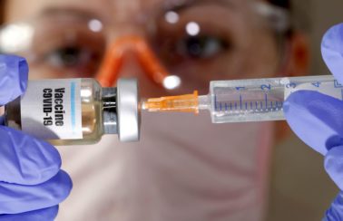 Brasil ultrapassa 100 milhões de pessoas com ciclo vacinal completo, mas ainda não atinge metade da população totalmente imunizada