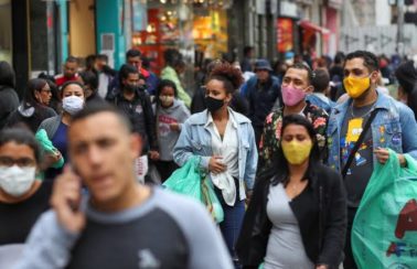 Máscara só será descartada com estabilização dos óbitos, diz especialista
