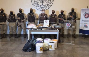 Polícia Militar apreende armamento e drogas que seriam vendidas em festas paredão em Salvador