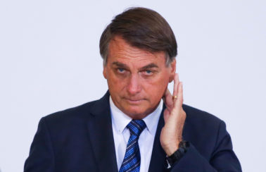 Bolsonaro diz que torce para Congresso derrubar veto a distribuição de absorventes