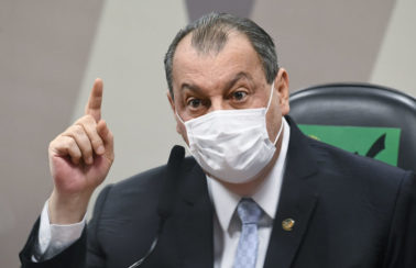 Bolsonaro cometeu crimes sérios na pandemia, mas não genocídio, diz Omar Aziz