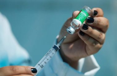 Brasil chega a 50% da população totalmente imunizada contra Covid