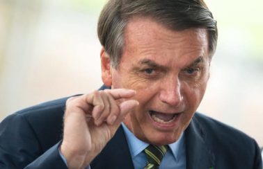 Bolsonaro promete auxílio a 750 mil caminhoneiros autônomos para compensar aumento do diesel