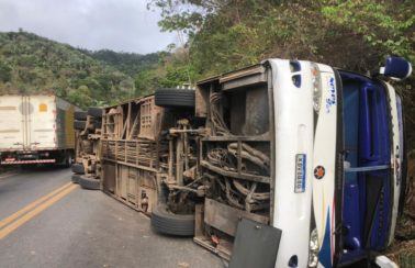 Ônibus que partiu do Maranhão e levava passageiros para concurso tomba e deixa quatro mortos na Serra de Tianguá, no Ceará
