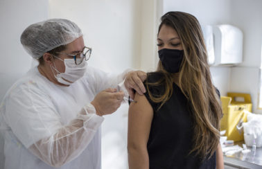 Maceió reduz intervalo da vacina Astrazeneca para oito semanas
