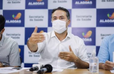 Alagoas anuncia fim do limite de horário para bares e restaurantes e aumento da capacidade de torcedores em jogos de futebol