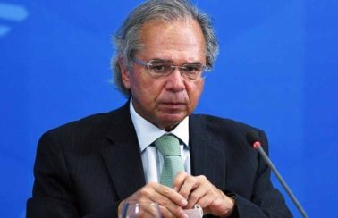Guedes diz preferir ‘ajuste fiscal menos intenso’ e ‘abraço social um pouco mais longo’